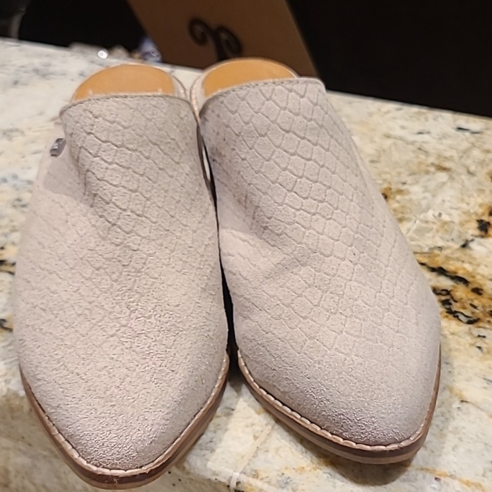 Musse & Cloud suede upper with rubber sole. Very good cond. Sz 6(.#1880)